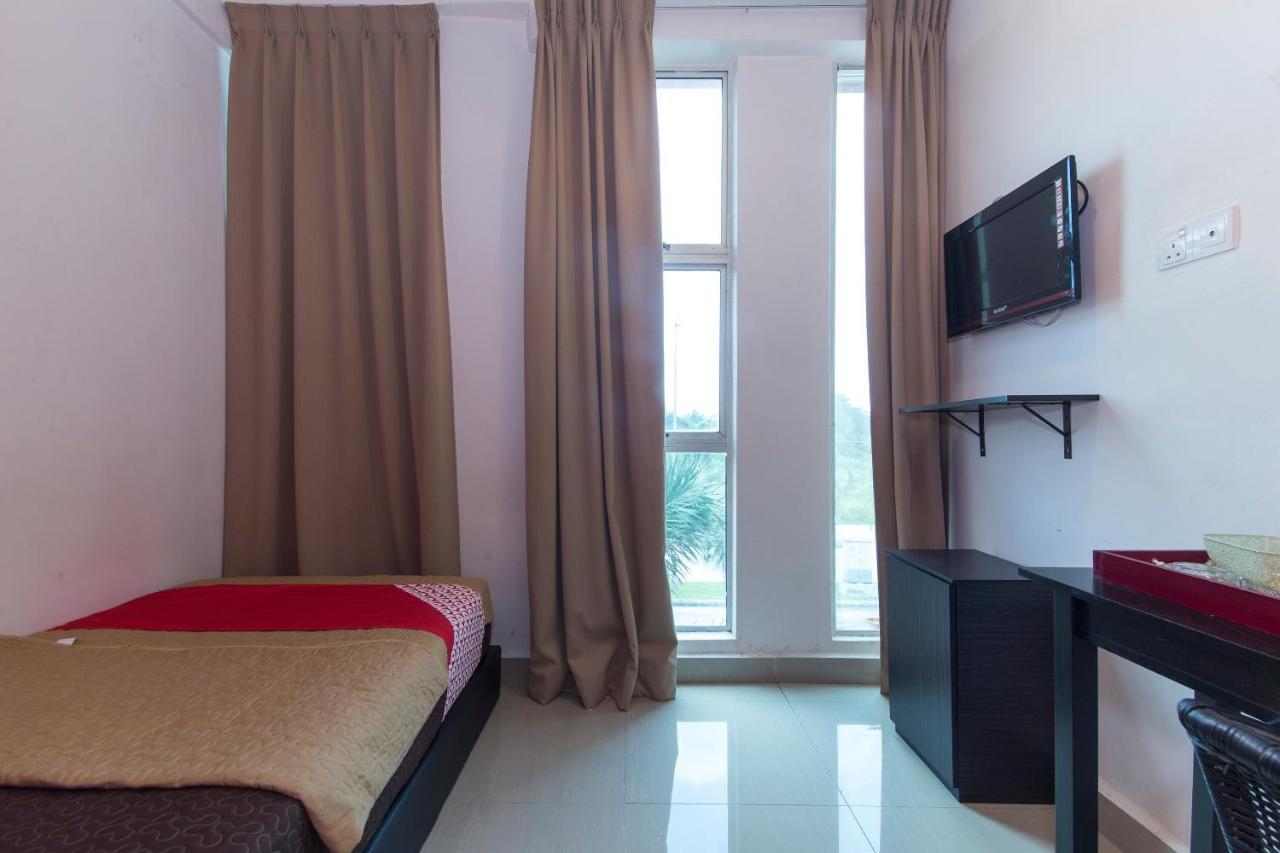 Night Queen Hotel Sepang Exterior photo