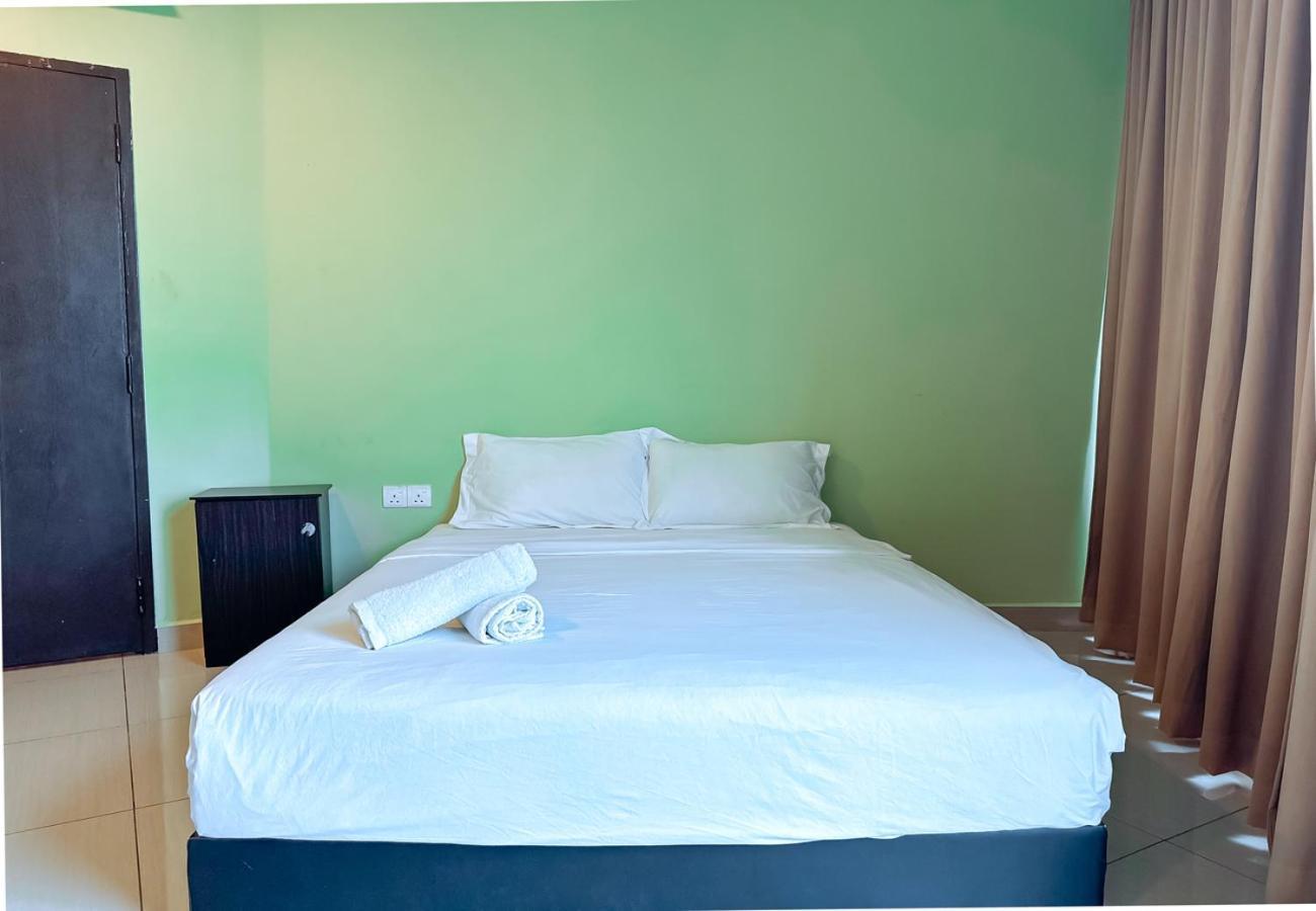 Night Queen Hotel Sepang Exterior photo